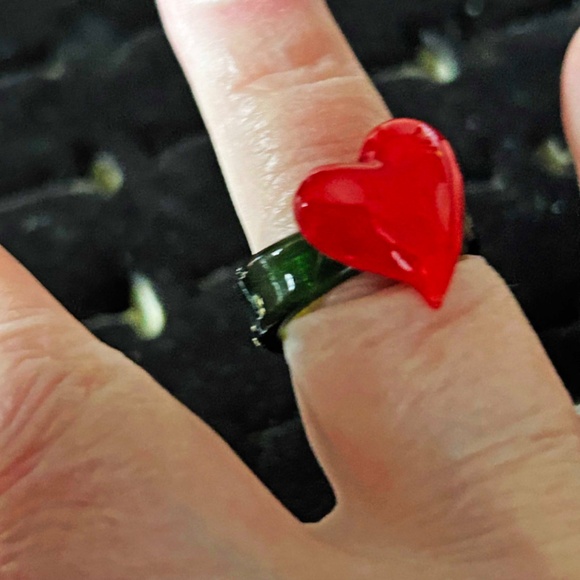 HANDBLOWN GLASS RING, LADIES SIZE 7, RED HEART WITH GREEN SHANK, UNIQUE, NEW, - Picture 3 of 3
